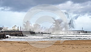 Dangerous waves at Plentzia port