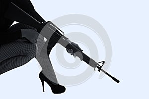 Nebezpečný žena v čierny útok puška 