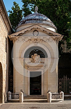 Dante poet sepulcher. Monumental tomb