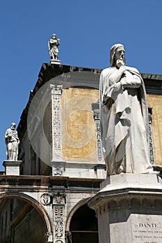 Dante statue, Verona