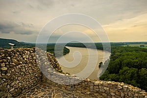 DUNAJ, BRATISLAVA, SLOVENSKO: Krásná krajina s hradem Děvín, horami a řekou dunaj