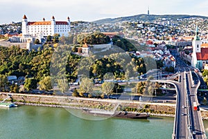 Dunajské nábřeží, most a město Bratislava