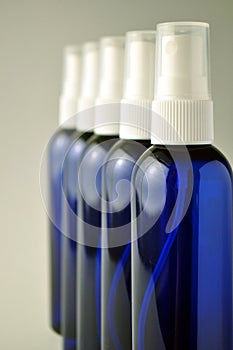 Buio blu bicchiere bottiglie cosmetico acqua, olio 