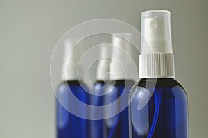 Buio blu bicchiere bottiglie cosmetico acqua, olio 