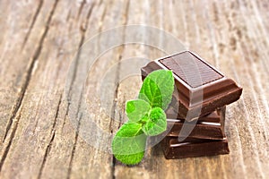 Dark chocolate with fresh mint leaves