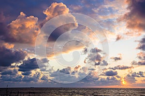 Oscuro nubes sobre el atardecer 