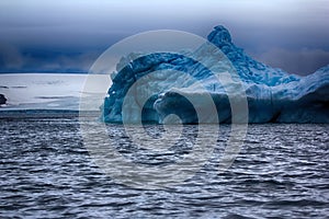 Oscuro cruel ártico en alto a glaciar 