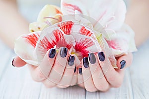 Dark manicure and flowers