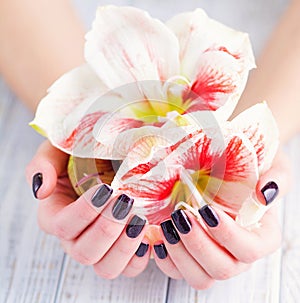 Dark manicure and flowers