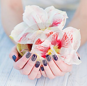 Dark manicure and flowers