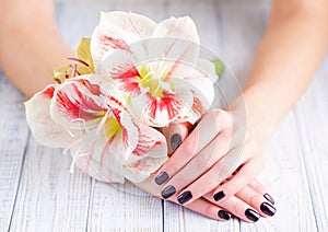Dark manicure and flowers