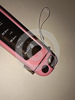 A dark pink drinking bottle measuring 350 milliliters lies on dark gray paper