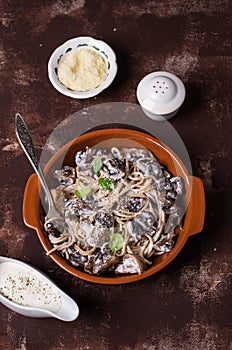 Dark spaghetti with mushrooms