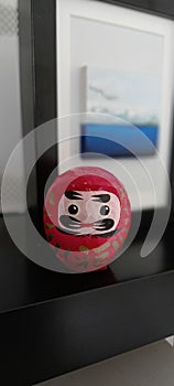 Daruma giapponese rosso, con occhi photo