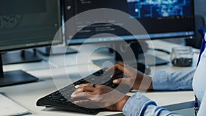 Data center admin using PC to find misconfigurations