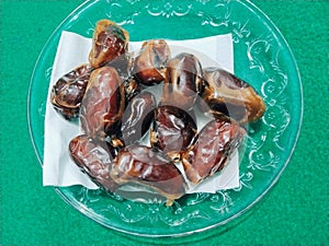 Dates are delicious, sweet and delicious and many come from the city of Mecca