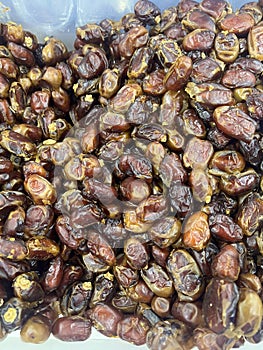 Dates are a rich source of protective plant compounds which have antioxidant properties