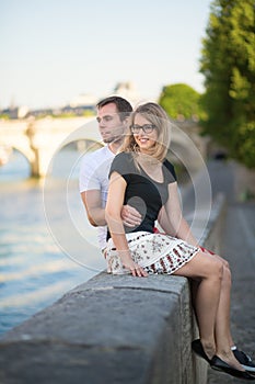 Dating couple in Paris