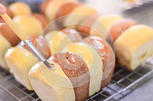 Daubing butter to baked bun