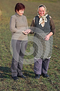 Helfen älter Mutter gehen 