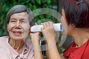A proposito di sul udito ricercato più vecchio una donna  tubo 