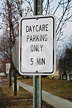 A daycare parking only 5 minute sign