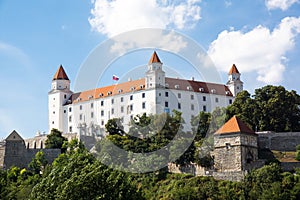 Bratislavský hrad cez deň známa pamiatka slovenska
