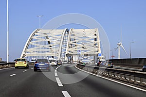 De van Brienenoordbrug op snelweg A16 over de Nieuwe Maas in Rotterdam