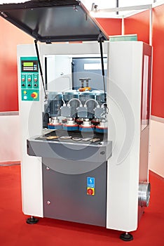 Deburring machine with discs