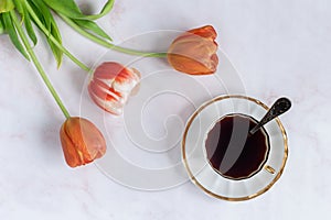 A decaffeinated hot chicory drink with tulips next to it