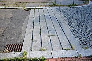 Deceleration threshold in the living area from low steps formed by granite curbs which force the vehicle to decelerate