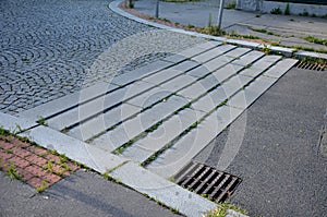 Deceleration threshold in the living area from low steps formed by granite curbs which force the vehicle to decelerate