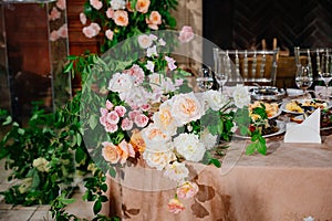 decor of fresh flowers in the restaurant for a wedding banquet.