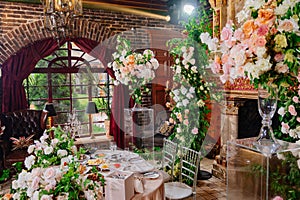 decor of fresh flowers in the restaurant for a wedding banquet.