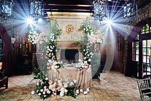 decor of fresh flowers in the restaurant for a wedding banquet.