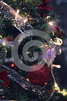 Decorate Christmas tree for Xmas