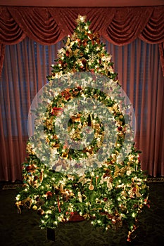 Ozdobený osvetlené vianočný stromček 