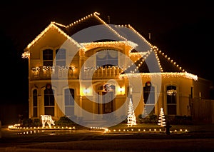 Decorato un illuminato casa di notte 