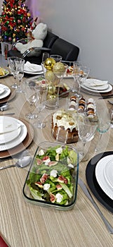 DECORATED TABLE FOR REVEILON