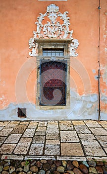 Zdobené okno historického domu koželuhov na centrálnom námestí stredovekého mesta Spišská Sobota. Poprad, Slovensko