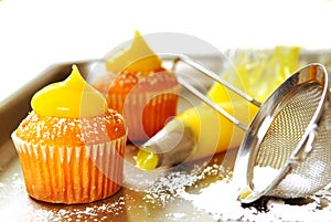 Decorating cupcakes with lemon curd