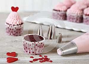 Decorating cupcakes for Valentine`s