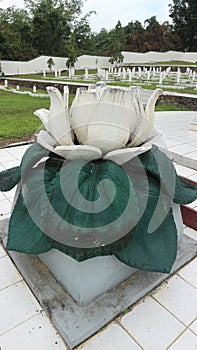 decoration in the form of white flowers such as roses, jasmine, made of stone or cement