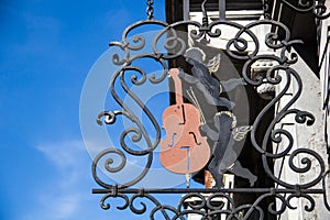 Decoration of a music instrument store in Brussels with angels and a string instrument