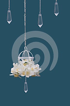 Decorativo gabbia gelsomino fiori un bicchiere sul catene sul turchese. bellissimo festivo nozze 