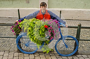 Ragazzo un fiore un letto sul vecchio 