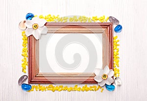 Decorative frame of dafodils