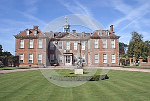 orante architecture with statues