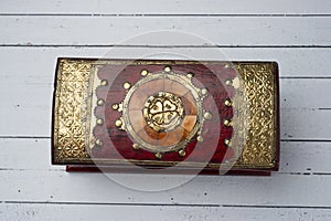 Decorative jewelery box in red with gold