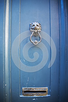 Decorative metal ring knock door